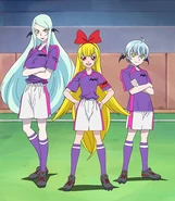 Ira,Regina y Marmo en sus trajes de fútbol