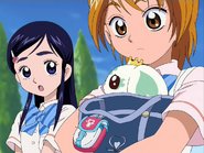 Nagisa y Honoka le preguntan a Porun por los brazaletes, pero él no sabe nada