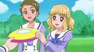 Ayaka aceptando el frisbee que le ofrece Haruka para que juegue con Pafu