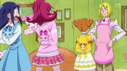 Dokidoki-Precure-Ep-8-Img-0008.png (295 kB) Sharuru, Raquel y Lance escondidos detras de Mana, Rikka y Alice