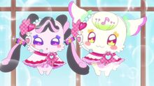 Purirun y Meroron se disfrazan de Idol Pretty Cure.