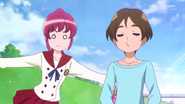 Megumi tratando de regañar al chico por haber tirado basura