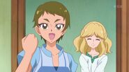 Seira y Ayaka entrando al dormitorio de Haruka