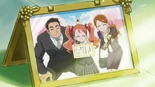 Ichika's elementary school graduation photo with her parents