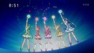 Las rosas caen en las manos de las Pretty Cure 5...