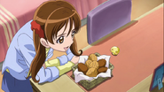 Ayumi gibt Fu-chan etwas zu essen