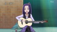 Ellen cantando con su guitarra