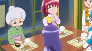 Mitsuya comiendo con todos