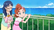 Haruka y Yui observando a Miss Shamour
