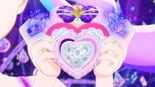 Kyun-Kyun presses the buttons on the Idol Heart Brooch again