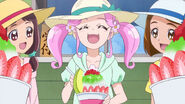 Kotoha feliz por comer su raspado de hielo sabor fresa