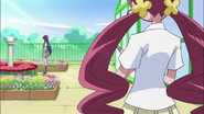 Tsubomi encuentra a Yuri observando las flores