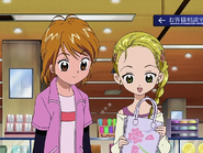 Nagisa y Hikari eligiendo un regalo para Honoka