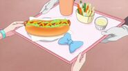 Todoroki le compra un hotdog a Kokone