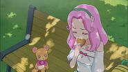 Kotoha comiendo una de sus galletitas.