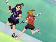 Nagisa evita que la capitana de Karuto le quite la pelota