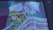 Kotoha durmiendo con Mirai y Mofurun.