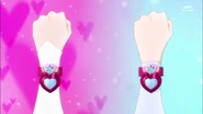 Cure Lovely y Cure Princess alzando sus Bonitos Brazaletes Amor