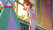 Haruka ayudando a Hanae con las flores