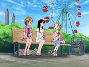Nagisa y Honoka comparten con Hikari sus recuerdos del parque de atracciones.