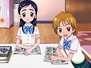 Honoka y Nagisa ven como Lulun despierta.