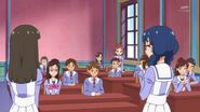 02. Yui y Riko comentando a la clase que decidieron realizar una obra de teatro