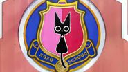 El gato del escudo de la escuela se mueve...