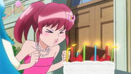 Megumi sopla las velas