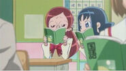 Erika hablando con Tsubomi en clase
