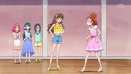 Kirara enseñando a Haruka a andar en tacones