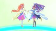 Cure Miracle y Cure Magical usando el "Zafiro Inteligente Pretty Cure"