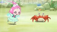 Ha-chan imitando a un cangrejo en el episodio 7