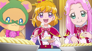 Mirai, Kotoha y Mofurun comiendo postres en la fiesta del concurso de pasteleros de la película KiraKira☆Pretty Cure A la mode: ¡A París! ¡El milhojas de los recuerdos!