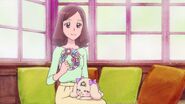 Yasuko jugando con Latte mientras menciona que ella solía ir a la Posada Sawaizumi de joven