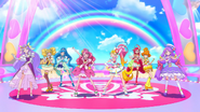 ;as Pretty Cure bailando "Tropica I・N・G." al final de la pelicula