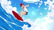 Akira surfeando