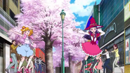 Mirai y Riko cantando "Porque tú estás aquí" al inicio de la película