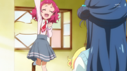 Hana animando a Saaya