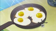 Los huevos cocinándose en la sartén