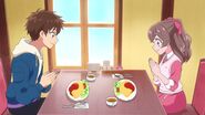 Takumi y Yui se sientan a comer Omelette de arroz