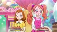 Himari e Ichika les dan pastelillos de cerezo Mofurun a sus superiores