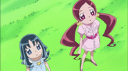 Tsubomi y Erika impresionadas al estar frente al Árbol Corazón