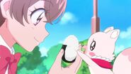 Yui le ofrece onigiri a Kome-Kome