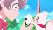 Yui le ofrece onigiri a Kome-Kome.jpg (215 kB)