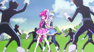 Cure Lovely y Cure Princess son rodeadas por los Choiarks