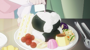 Yui combina los platillos en un "Almuerzo Infantil"
