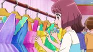 Nodoka intenta escoger un vestido entre la muchedumbre