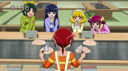 Akane cocinando okonomiyaki para las chicas