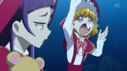 Riko diciendo a Mirai que puede respirar bajo el agua gracias a la magia de Isaac