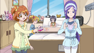 Chika les regala un brazalete y un colgante a Inori y Miki
